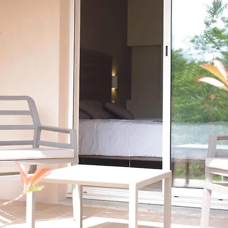 Domaine De La Tour Carree 3*