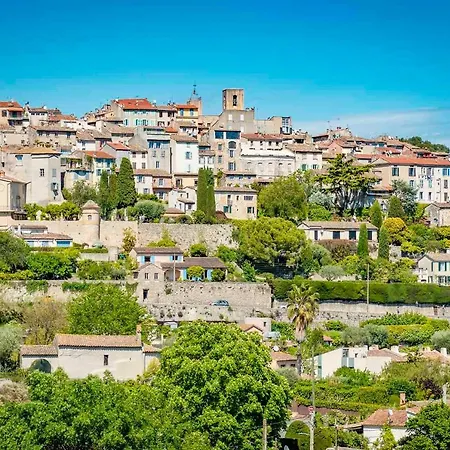Domaine De La Tour Carree 3*