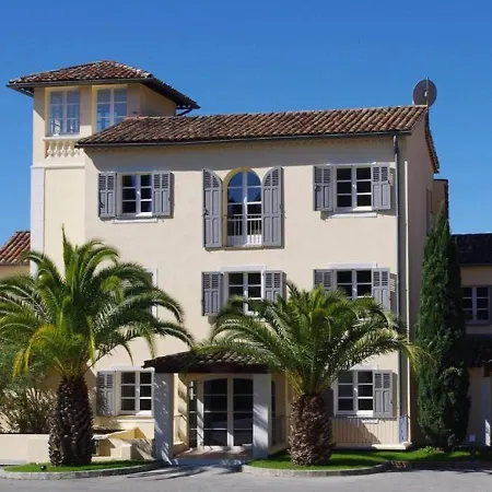 Domaine De La Tour Carree 3*