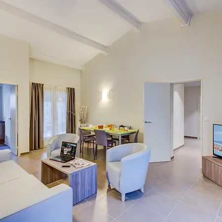 Domaine De La Tour Carree 3*